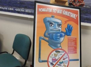 Plakat kampanii edukacyjnej "Toaleta to nie śmietnik"